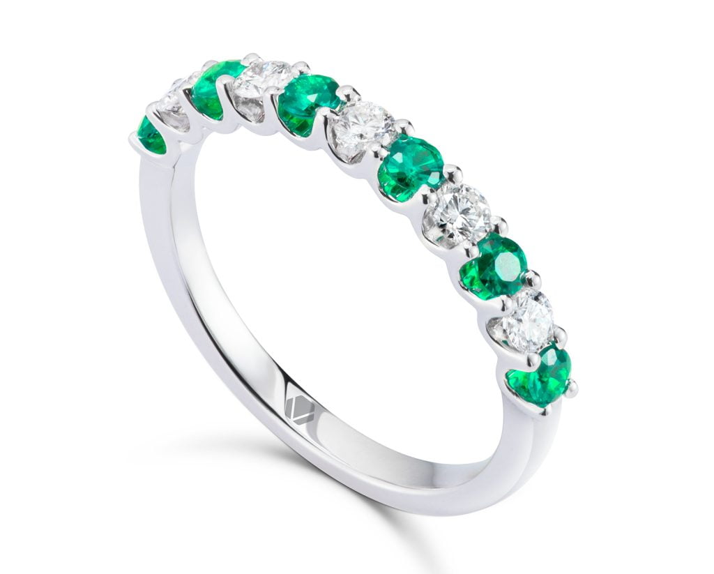 Cintillo Absolute Emerald Oro Blanco 18k o Platino y 5 Diamantes brillante de 5 pt más 6 Esmeraldas que suman 32 pt.