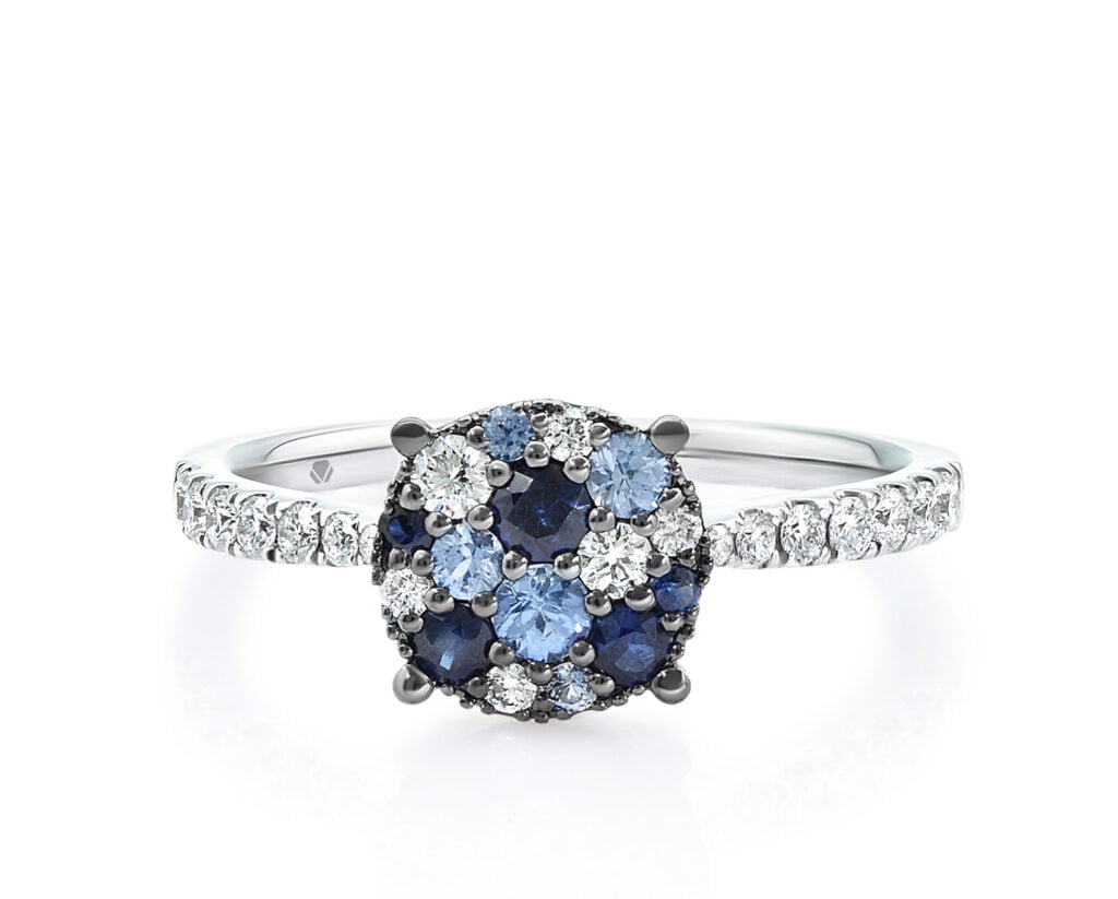 Anillo Blue Cluster Oro Blanco 18k con 29 Diamantes que suman 28 pt y 10 Zafiros que suman 38 pt