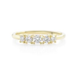 Cintillo Flair Oro Amarillo 18k con 1 Diamante brillante 10 pt, 2 Diamantes brillante 7 pt, y 2 Diamantes brillante 5 pt